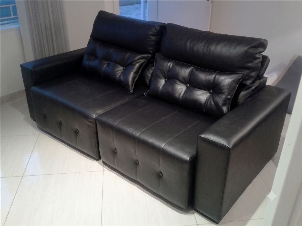 Sofá de couro preto entregue na casa do cliente